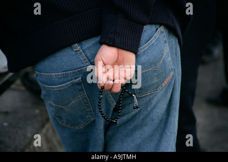 Mann mit zwei Fingern fehlt das Spiel mit Gebetsperlen, Istanbul, Türkei Stockfoto