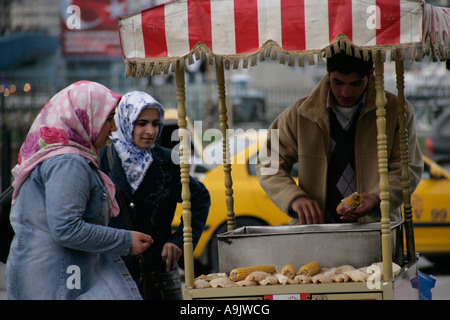 Serviert Maiskolben auf der Straße, Istanbul, Türkei Stockfoto