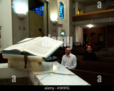 Öffnen Sie Bibel am Rednerpult in der Kirche Stockfoto