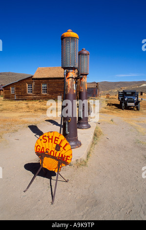 Die Boone Store Zapfsäulen und Dodge Truck auf Main Street Bodie State historischen Park nationalen historischen Wahrzeichen Kalifornien Stockfoto