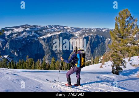 Backcountry Skifahrer blickte auf Yosemite Falls von Sentinel Dome Yosemite National Park in Kalifornien Stockfoto