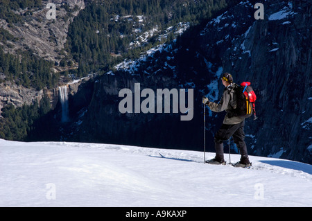 Backcountry Skifahrer auf Vernal Falls von Washburn Point Yosemite National Park in Kalifornien Stockfoto