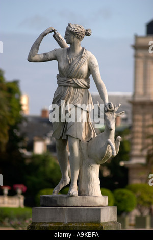 Statue der Göttin römischen mythologischen Jagd, Diana, am Jardin du Luxemburg Paris Frankreich Stockfoto