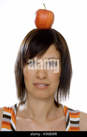 junge Frau mit einem Apfel auf dem Kopf Stockfoto