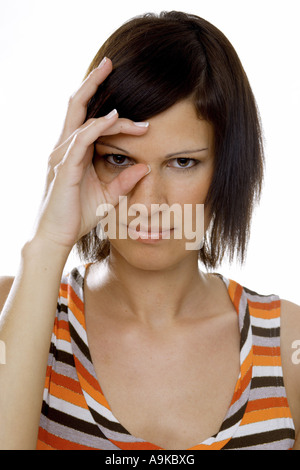 junge Frau, die durch eine symbolische Fernglas Stockfoto
