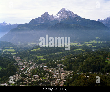 Blick auf die Stadt mit dem Watzmann im Hintergrund, Deutschland, Bayern, Berchtesgaden Stockfoto