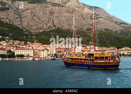 Tour Boot Calypso bringt Touristen in den Hafen von Makarska an der dalmatinischen Küste nach einem Ausflug auf die Insel Brac Kroatien Stockfoto