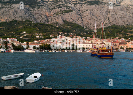Tour Boot Calypso bringt Touristen in den Hafen von Makarska an der dalmatinischen Küste nach einem Ausflug auf die Insel Brac Kroatien Stockfoto