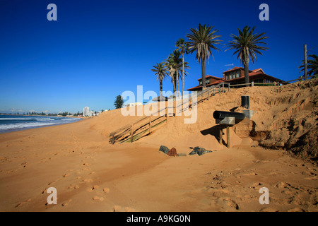 Globale Erwärmung und den Klimawandel Änderung sind in wechselnden Sand Ebenen an diesem Australien Surfstrand manifest gemacht Stockfoto