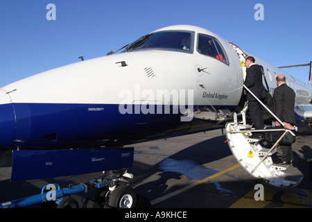 Am frühen Morgen Business Passagiere an Bord einer British Airways Regionalflugzeugen Stockfoto
