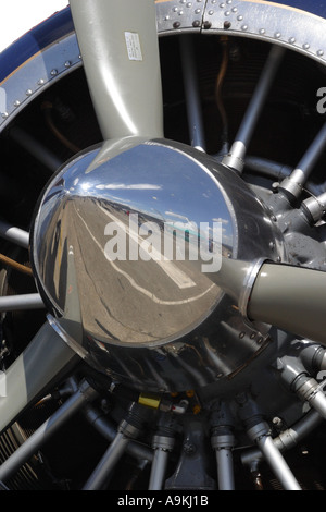 Kolben-Motor-Sternmotor mit Propeller auf klassische Vintage Lockheed 12A Verkehrsflugzeug aus den 1930er Jahren Stockfoto