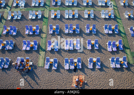 Luftaufnahme des blauen Strandkörbe am Strand von Konyaalti in Antalya Türkei Stockfoto