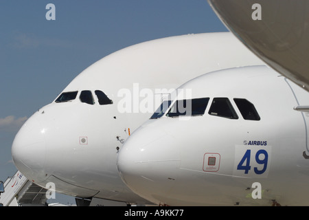 Airbus A380 neue große moderne Doppeldecker kommerzielle Verkehrsflugzeug mit kleineren Airbus A318 vorne nach hinten Stockfoto