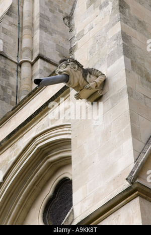 Moderne restaurierte Ersatz Wasserspeier in Anlehnung an einen Anwalt Rechtsanwalt oder Richter Chichester Cathedral Sussex Stockfoto