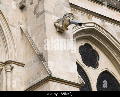 Moderne restaurierte Ersatz Wasserspeier in Anlehnung an einen Anwalt Rechtsanwalt oder Richter Chichester Cathedral Sussex Stockfoto