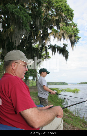 Alabama Lake Eufaula, Lakepoint Resort State Park, Chattahoochee River Water Boy Jungen Jungen Junge männliche Kinder Kinder Kinder, Erwachsene Erwachsene Erwachsene Männer, Angeln Stockfoto