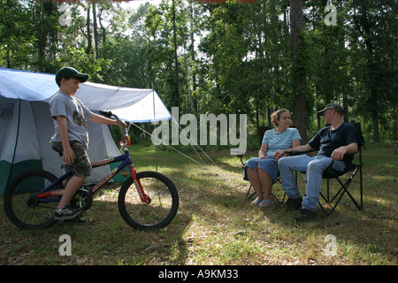 Alabama Lake Eufaula, Lakepoint Resort State Park, Chattahoochee River Water Boy, Jungen, Jungen, Männer, Kinder, Kinder, Fahrräder, Fahrradfahrräder Stockfoto