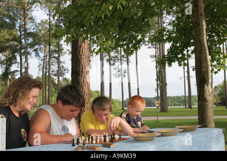 Alabama Lake Eufaula, Lakepoint Resort State Park, Chattahoochee River Water Boy Jungen, männliche Kinder Kinder Kinder Jugendliche Jugendliche Jugendliche Jugendliche mot Stockfoto