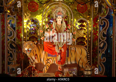 South Asian indische Göttin Amba Bhavani Duschen Segnungen sitzt auf einem tiger Stockfoto