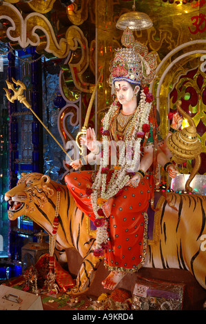 South Asian indische Göttin Amba Bhavani Duschen Segnungen sitzen auf Tiger Indien Stockfoto