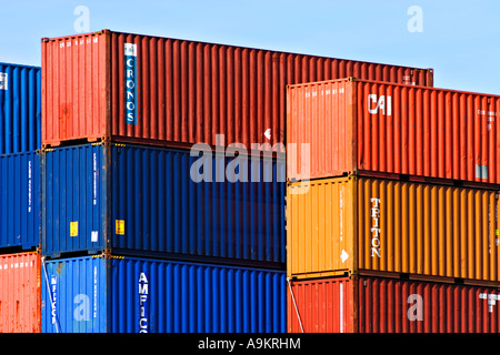 Schifffahrt / See-Container gestapelt auf dem Deck eines Schiffes. Hafen von Melbourne Australien. Stockfoto