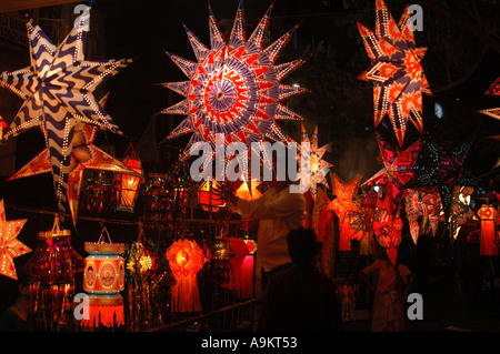 Indische Diwali-Fest der Lichter Feier in Indien auch Weihnachten Papier Lampen Kandeel Sterne geformten kreisförmigen Asien Stockfoto