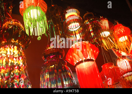 Diwali Festival der Lichter in Indien Weihnachten Papier Lampen Laterne Kandeel rund rund rot grün hell bunt Asien Stockfoto