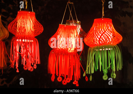 Diwali Indian Festival der Lichter Weihnachten bunten Papier Lampen roten Laternen Kandeel drei Stücke hängen zum Verkauf Indien Asien Stockfoto