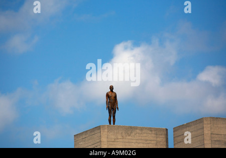 Eine der Figuren von Antony Gormley Ereignishorizont blickt von den Säulen des National Theatre London im Mai 2007 Stockfoto