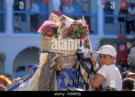 Prozession in La Griba Synagoge Djerba während des Festivals Lag B'Omer Stockfoto