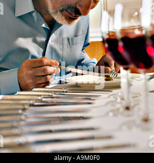 Männlich, Essen im restaurant Stockfoto