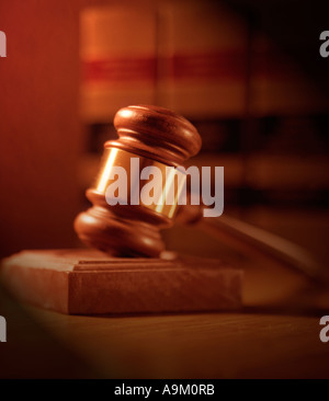 Stillleben Gerechtigkeit Gesetz Bücher Richter Hammer aus Holz Basis amerikanischen US-Demokratie Urteil Urteil Stockfoto