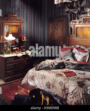 Bett Zimmer Schlafzimmer set innen Tapete Lampe Kommode elegante Eleganz Stockfoto