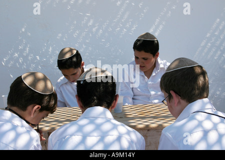 Jüdischen Jungen während des Festivals Lag B'Omer in der Synagoge La Griba Djerba Stockfoto