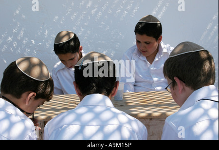 Jüdischen Jungen während des Festivals Lag B'Omer in der Synagoge La Griba Djerba Stockfoto