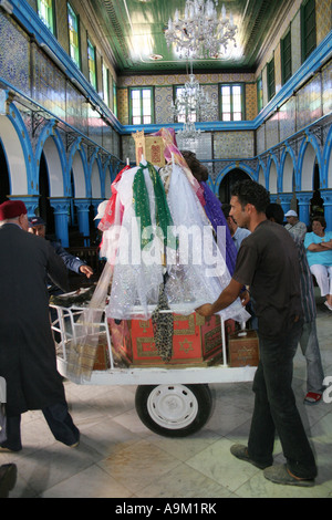 Im Inneren der Synagoge La Griba Djerba während des Festivals Lag B'Omer Stockfoto