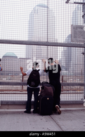 Besucher dieser Seite der Website am Ground Zero World Trade Center Site New York City USA Stockfoto