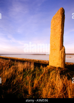 dh Wachstein STENNESS ORKNEY Neolithischer stehender Stein Causeway Loch Von Harray in der Dämmerung alten schottland Stockfoto