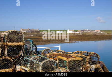 dh Kettletoft SANDAY ORKNEY Krabbe Hummer Gatter Hafen und Dorf Häuser Stockfoto