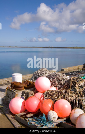 dh Kettletoft SANDAY ORKNEY Angeln Bojen Seile schwimmt auf Pier Kettletoft Hafenbucht Stockfoto