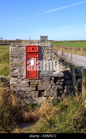 dh SANDAY ORKNEY Victorian ländlichen Briefkasten in alten Wall Lane Postdienst Post Royal Mail Land Briefkästen Stockfoto