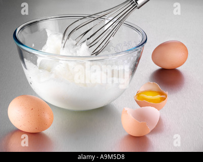 EIWEIß ZU SCHNEE SCHLAGEN Stockfoto