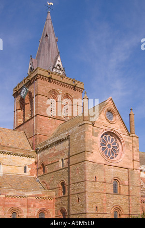 dh St Magnus Cathedral KIRKWALL ORKNEY SCOTLAND Southside Rosettenfenster Uhrturm Kirchturm Stockfoto