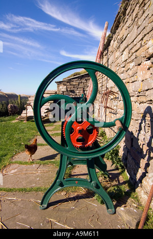 Dh Farm Museum CORRIGALL ORKNEY Bamford Dreschmaschine Gebäude handbetätigte landwirtschaftliche Geräte Stockfoto