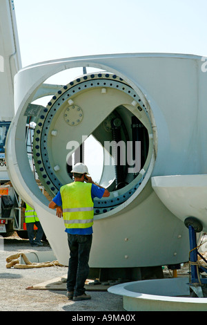 Klinge und Turbine für Windgenerator. Lleida, Spanien Stockfoto