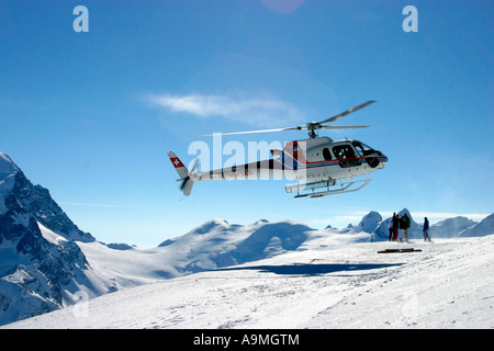 Gruppe von Heliskiers, die an der Spitze des Hochplateaus im Skigebiet St. Moritz Corvatsch Schweiz abgesetzt Stockfoto