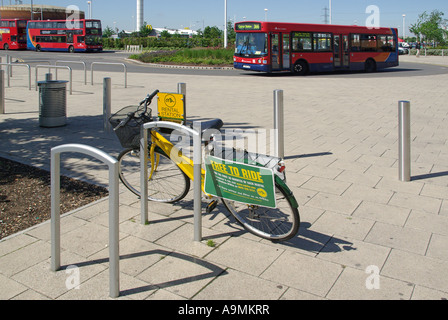 Mieten Sie ein Fahrrad für 30 Minuten kostenlos per Www Oybike com von Zyklus Zahnstangen außen Busbahnhof bei Galeonen erreichen Einkaufszentrum Stockfoto