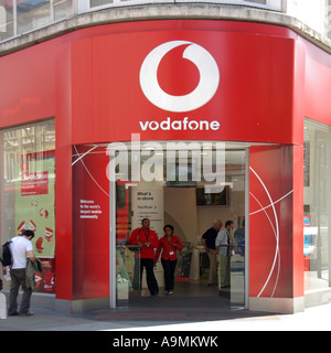 Oxford Street Vodafone Handy Handy speichern Ladenfront mit Mitarbeitern und Kunden Stockfoto