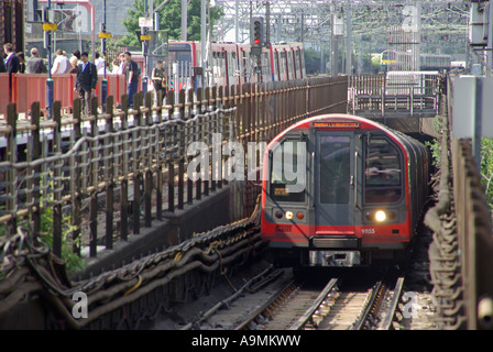 East London Stratford-Austausch-Station mit Central Line u-Bahn aus tunnel Stockfoto