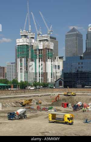 East London Docklands Maschinen arbeiten an Stiftungen mit Kränen über im Apartment Gehäuse bau Baustelle in der Nähe von Canary Wharf, England, Großbritannien Stockfoto